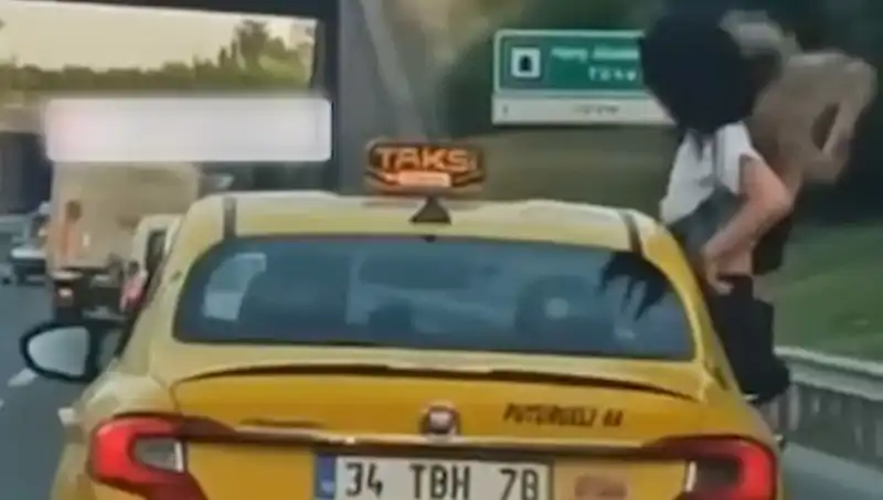 TEM Otoyolu'nda Taksinin Camından Sarkan Aşırı Cesur Yolcular Dikkat Çekti