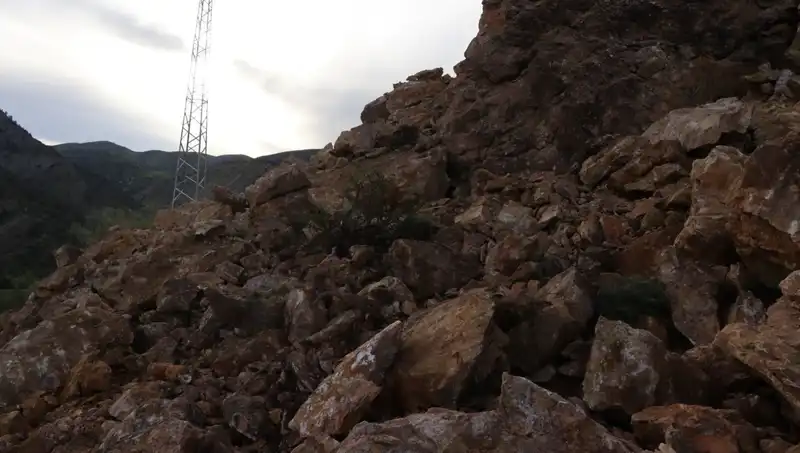 Erzurum'da Heyelan: Dev Kayalar Yolu Ulaşıma Kapatıldı