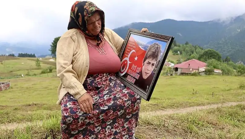 DEVA Partisi'nden Eren Bülbül'ün Annesine Anlamlı Bayram Ziyareti
