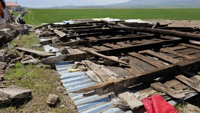 Bitlis'te Fırtına Hortumu: Çatılar Uçtu, Hayat Durdu