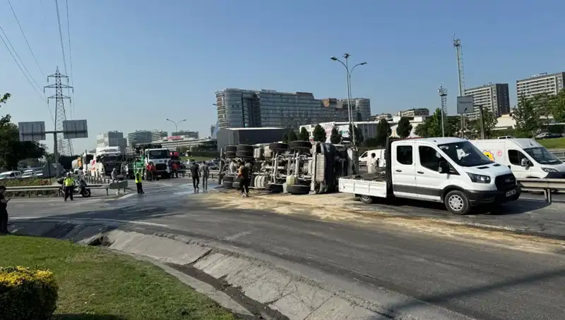 D-100 Yan Yolda Betonik Mikser Devrildi: Olayda Yaralananlar Var mı?