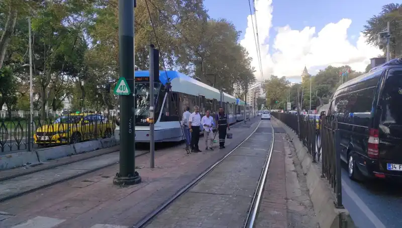 Beyoğlu'nda Tramvay Kazası: Yayaya Çarpma Anı Güvenlik Kamerasında