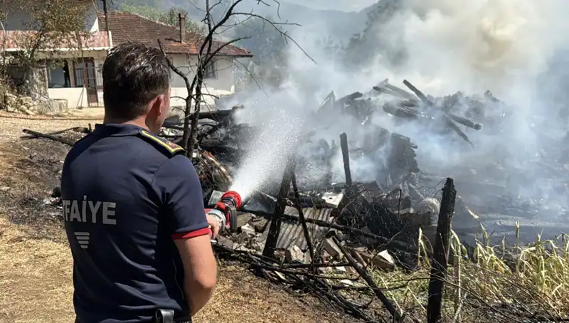 Evde Çıkan Yangın Ormanı Tehdit Ediyor: Yangınla Mücadele Devam Ediyor