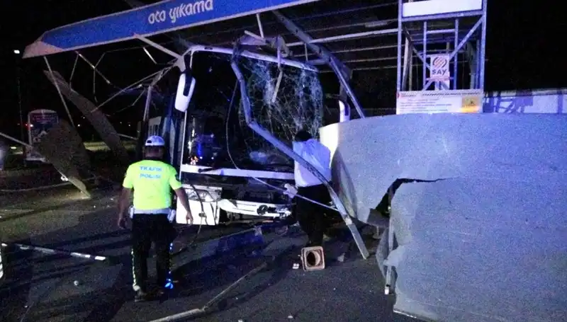 Otobüs Oto Yıkamaya Daldı: 8 Kişi Yaralandı, Olayın Ardındaki Sebepler Neler?