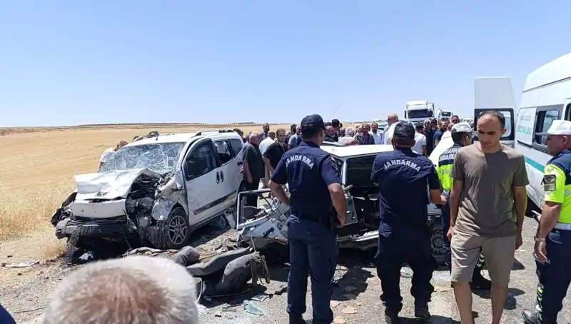 Otomobil ve Hafif Ticari Araç Çarpışması: 4 Can Gitti, 1 Kişi Yaralı