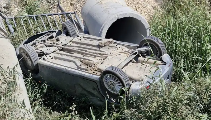 Pikapla Çarpışan Araç Su Kanalına Devrildi: İki Yaralı Var