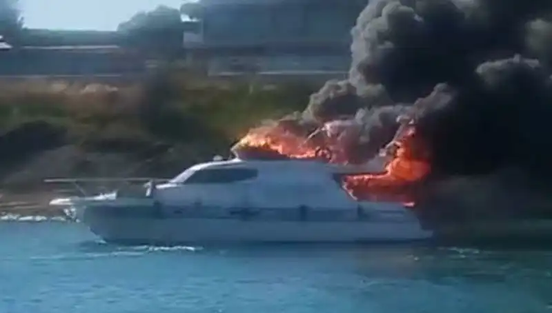 Çeşme Marina'da Motoryat Korkutan Yangın: Görgü Tanıkları Şokta!