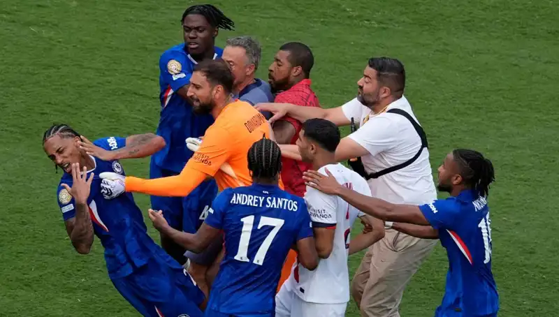 Futbol Sahasında Şoke Eden Olay: Teknik Direktörden Futbolcuya Yumruk İddiası!