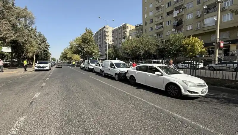 Diyarbakır'da Feci Kaza! 5 Araç Birbirine Girdi