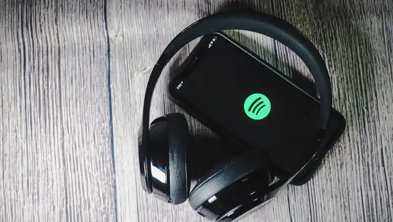 Spotify’ın Ölü Sanatçılara Şarkı Yayınlama Politikasında Yapay Zeka Tartışmaları Büyüyor