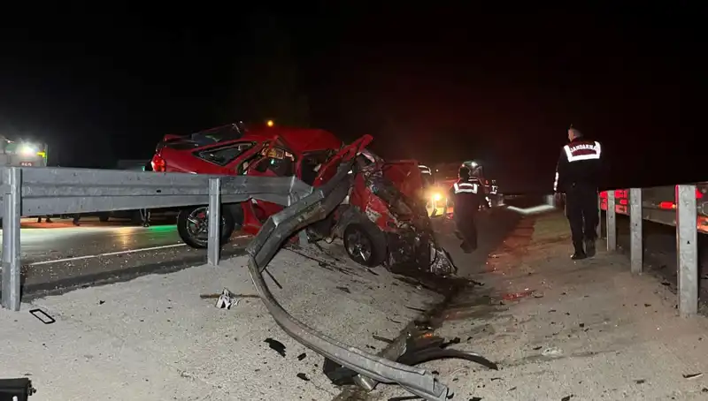 Bariyerlere Çarpan Otomobil Feci Bir Kazaya Neden Oldu: 2 Kişi Hayatını Kaybetti