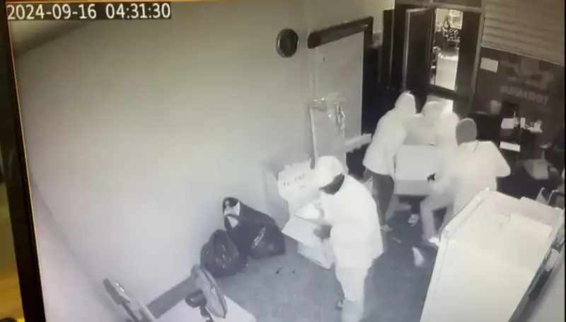 Hırsızlar Binlerce Liralık Kasayı Sırtlayarak Götürdü