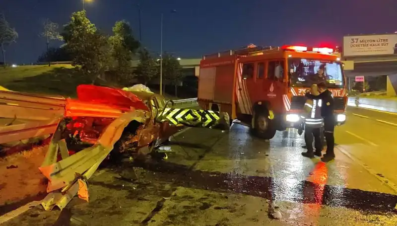 Bariyer Otomobile Saplandı: Sürücü Hastaneye Kaldırıldı