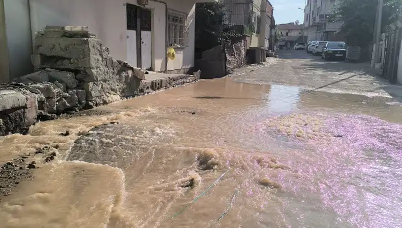 İçme Suyu Hattı Patladı: Çarşıda Su Baskını Panik Yarattı