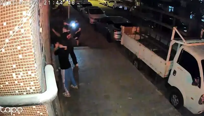 Gençlerin Etek Giydirilip Darp Edilmesi: Şok Eden Saldırı Detayları