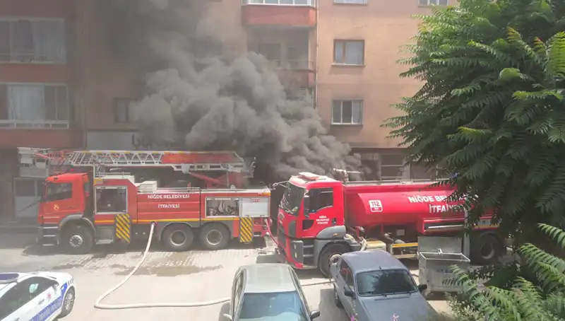 Niğde'de Beyaz Eşya Deposunda Yangın: Büyük Kayıplar ve Kurtarma Çalışmaları Devam Ediyor