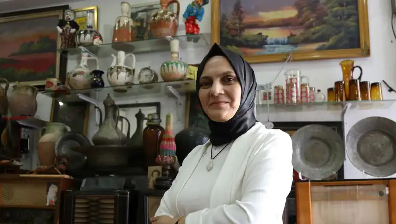 Eşine Eski Eşyaları Topladığı İçin Kızıyordu, Artık Para Kazanıyor!
