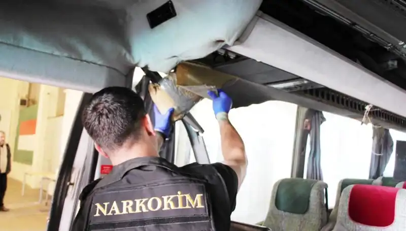 Sınırdan Geçen Otobüste Uyuşturucu Operasyonu: 77 Kilo Ele Geçirildi
