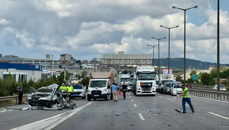 Otoyolda Faciaya Neden Olan Kaza: Üç Kişi Sıkıştı ve İhmal Alarm Verdi