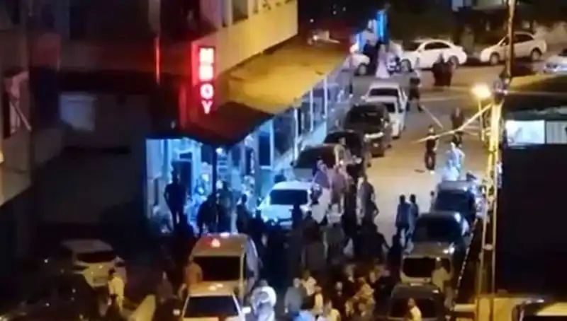 Düğün Çıkışında Şok Edici Anlar: Gelin Arabası Kalabalığa Daldı