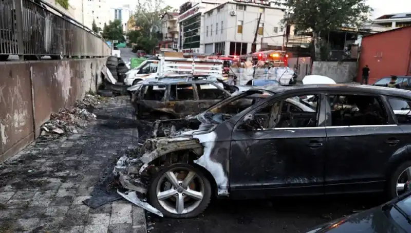 Sanayi İkinci El Araçlar Yanarak Küle Döndü: Tamir Bekleyen Araçlar Alev Alev Yandı!