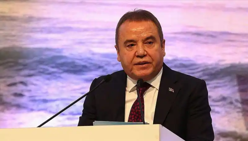 Antalya'nın Sevimli Yüzü: Muhittin Böcek'in Hayatı ve Siyasi Kariyeri