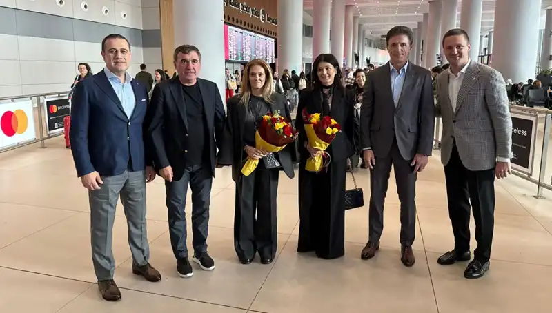 Hagi ve Popescu İstanbul'da, Futbolseverleri Büyüleyen Anlar Yaşatıyor