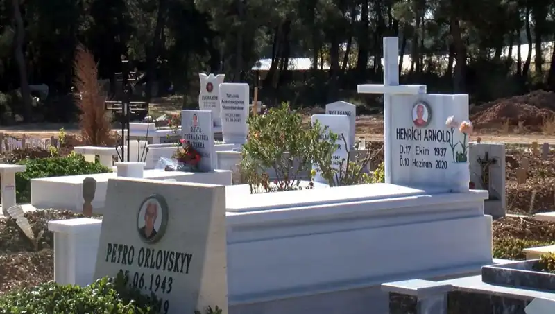 Yabancı Turistlerin Antalya'da Aile Mezarlığına Artan İlgisi Neden?