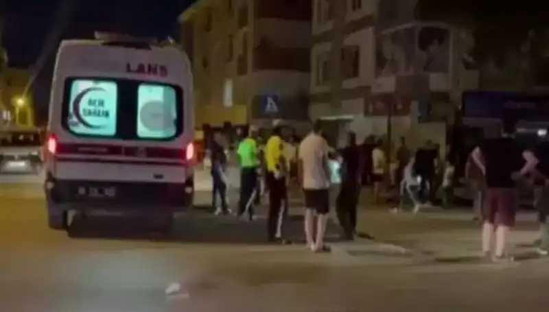 Alkollü Sürücü, Tartıştığı Yayaları Kamyonetle Ezdi: O Anlar Kayıt Altına Alındı