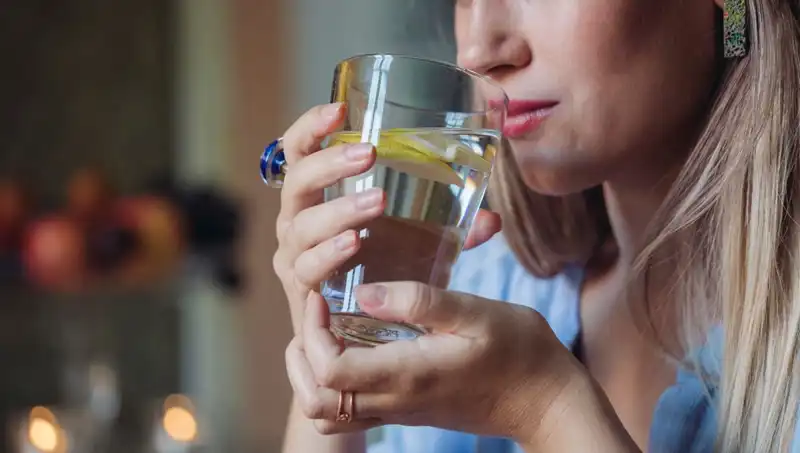 Limonlu Su İçmenin Sağlık Üzerindeki Gerçek Faydaları ve Zararları