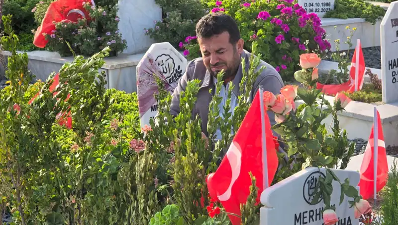 Deprem Şehitliğinde Duygusal Bir Bayram: Unutulmayan Yürek Acıları