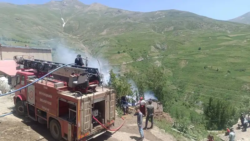 Van'da Korkunç Yangın: Bir Çocuk Hayatını Kaybetti, Aile Yıkıldı