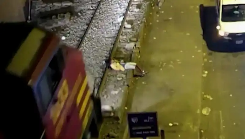 Mucizevi Kurtuluş: Tren Çarpmasından Sonra Hayata Dönen Genç