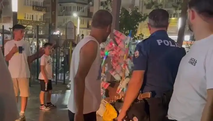 Küçük Çocuğun Pamuk Şeker Satıcısına Bıçaklı Saldırısı Şok Yarattı
