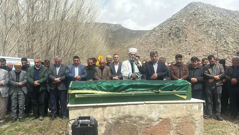 Baba Kızlarına Son Görevini Yerine Getirdi: Duygusal Veda Anları