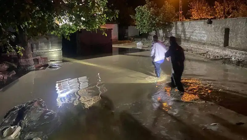 20 Dakikalık Yağış, Şehrin Kalbini Vurdu: 1 Ev Çöktü, 3 Ev Boşaltıldı