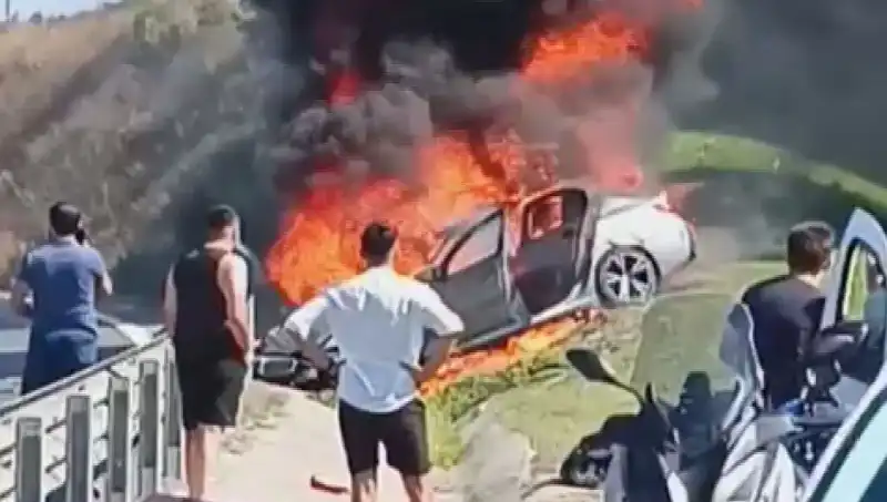 TEM Otoyolu'nda Feci Kaza: Alev Alev Yanan Otomobilin Korkunç Hali