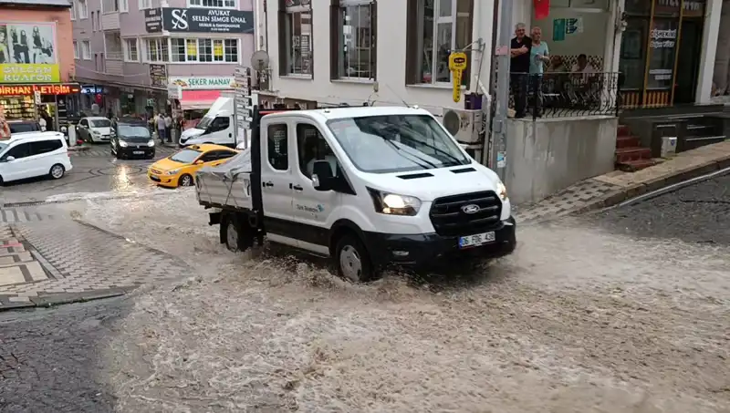 10 Dakikada Yaşanan Şiddetli Sağanak, Şehirde Su Baskınlarına Neden Oldu