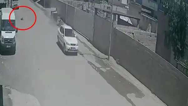 Küçük Çocuğa Çarpıp Kaçan Otomobilin Sırrı Aranıyor!
