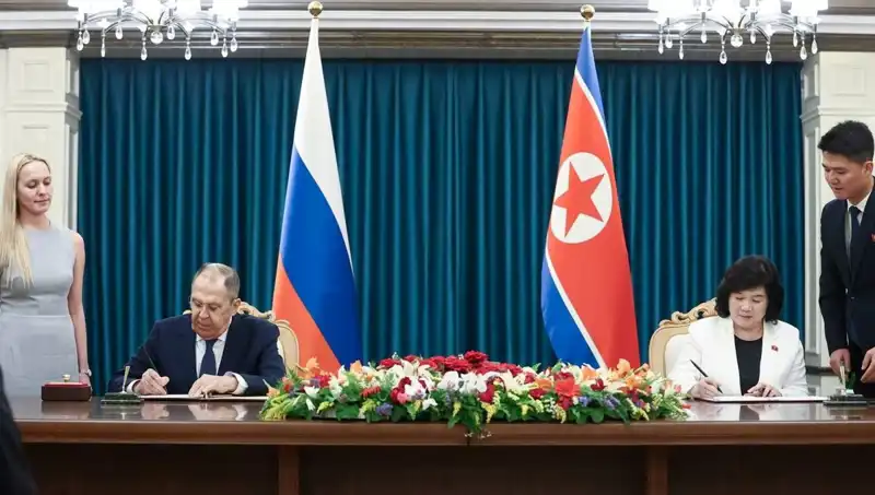 Rusya ve Kuzey Kore Arasında Tarihi Görüşme: Lavrov'un Stratejik Adımları