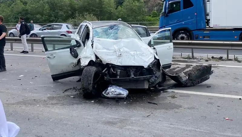 Betona Çarpıp Bariyerlere Sıçrayan Araçta 3 Yaralı: Olayın Ayrıntıları