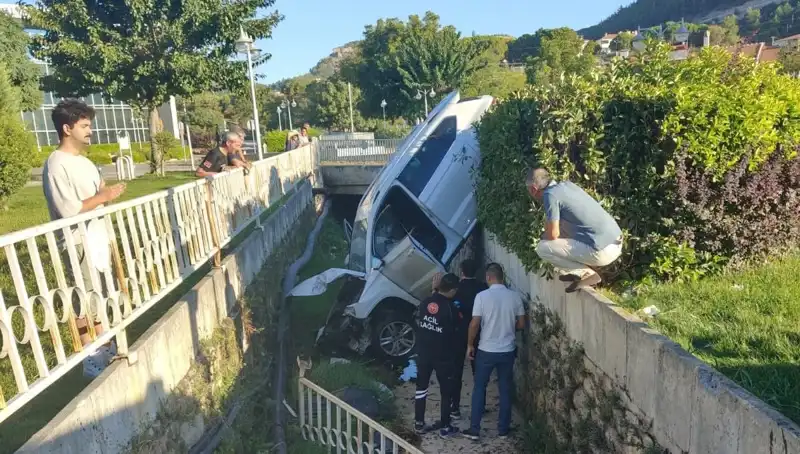 Muğla'da Direksiyon Kırdığı için Kazaya Karışan Sürücü Şokta!