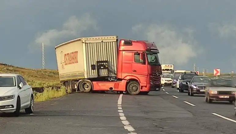 TIR Kaydı Alınamıyor: Yol Kapandı, Uzun Araç Kuyrukları Sıra Oluyor!