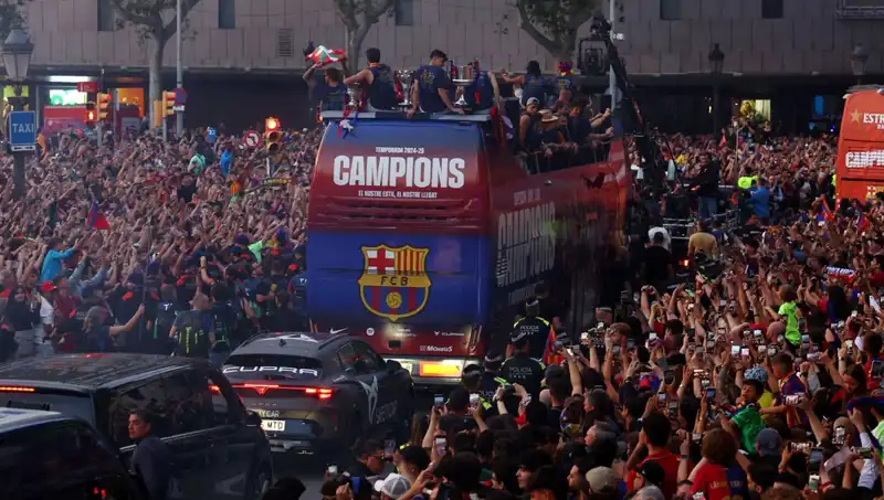 Barcelona Futbolcuları, Taraftarlarıyla Unutulmaz Bir Buluşma Gerçekleştirdi