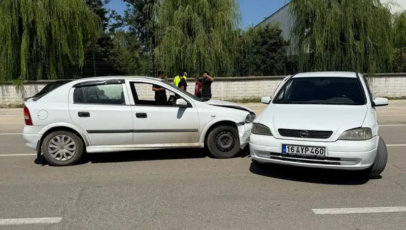 İki Otomobil Çarpıştı: Yolda Korkutan Kaza ve Yaralılar