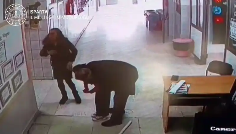 Küçük Kalpleri Kurtaran Öğretmen: Heimlich Manevrası ile Hayat Kurtarma