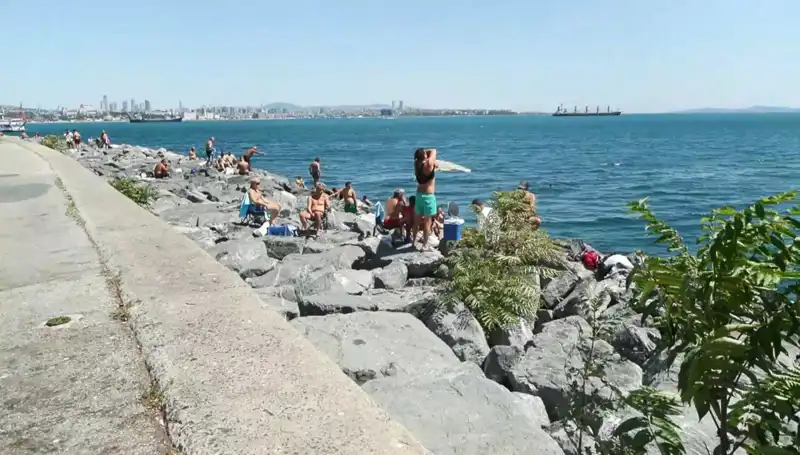İstanbul'da Hava Sıcaklıkları Artarken Sahiller Dolu Dolu