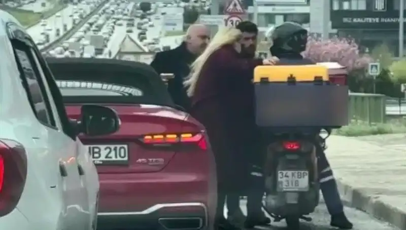 D-100'de Dehşet Anları: Motokurye ile Tartışan Sürücü Silah Çekti