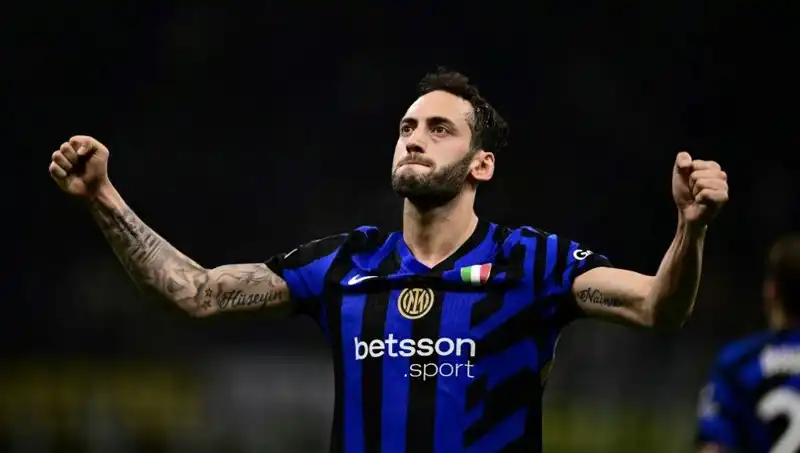 Hakan Çalhanoğlu Tatilde, Inter'dan Kritik Görüşme Beklentisi