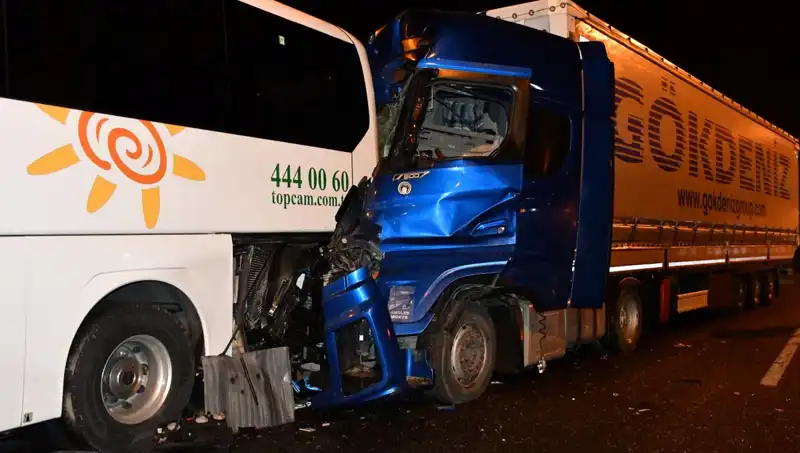 Tur Otobüsü Tırla Çarpıştı: 13 Kişi Yaralandı, Detaylar Şok Edici!